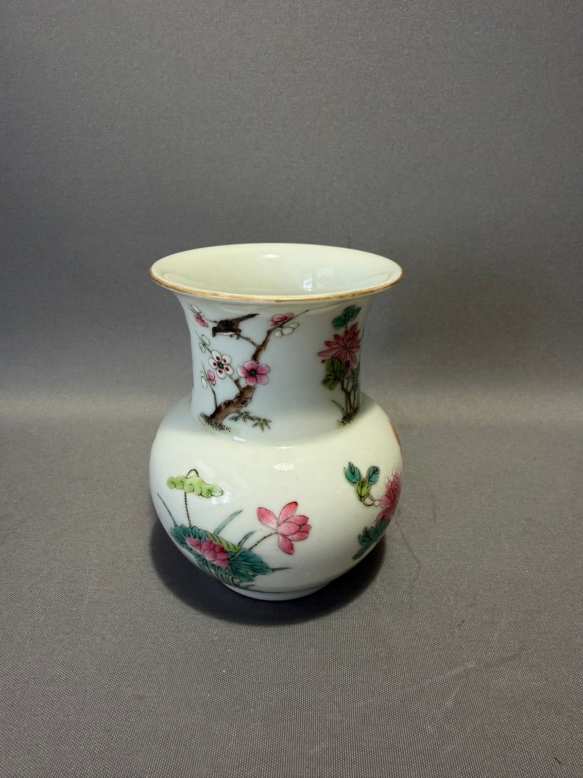 Chinese famille rose vaas met vogel- en bloemendecor